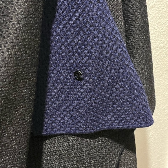 LULULEMON PRE-LOVED AUTHENTIC REVERSIBLE BLUE & BLACK SOFT COZY DESIGN WRAP - Picture 14 of 17